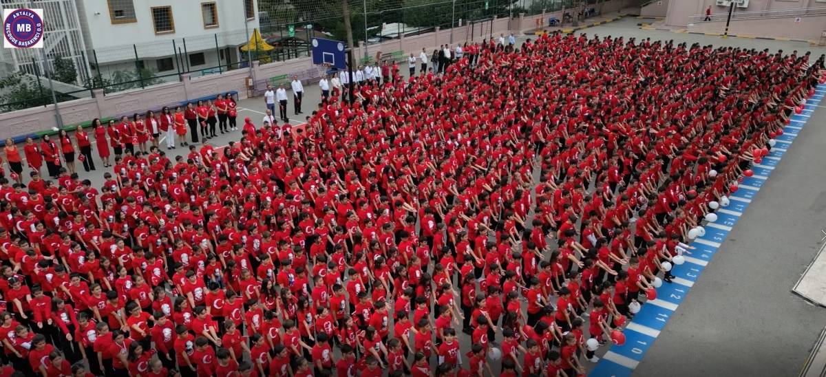 Antalya’da Mecdude Başakıncı Ortaokulu’ndan dev Cumhuriyet korosu