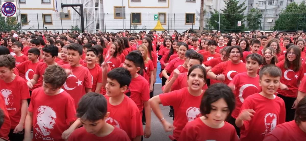 Antalya’da Mecdude Başakıncı Ortaokulu’ndan dev Cumhuriyet korosu