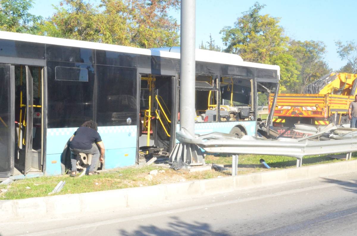 Konyaaltı’nda otobüs bariyerlere çarptı