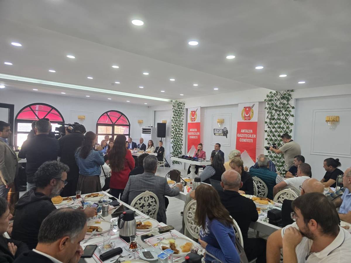 Büşra Özdemir’den çarpıcı mesaj: “Karanlık çökmeden şafak sökmeyecek”