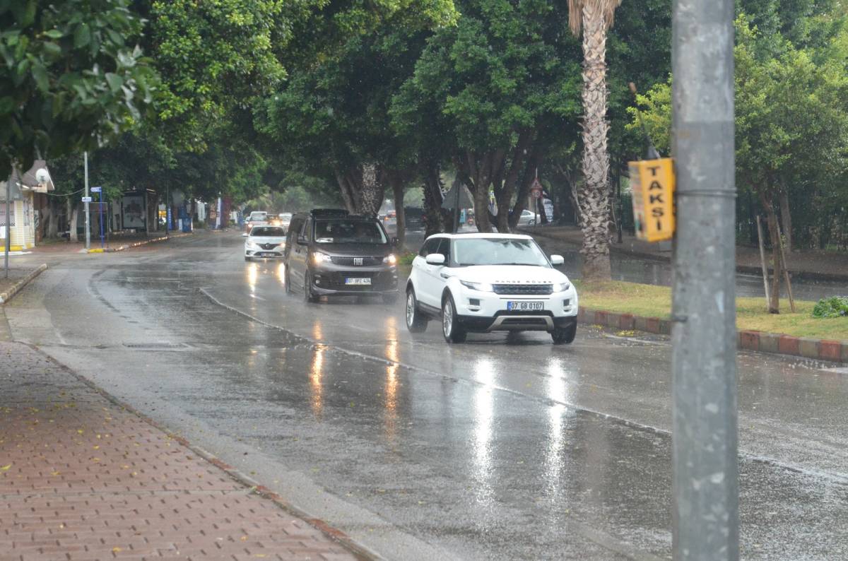 Antalya’da sağanak yağış etkisini arttırdı
