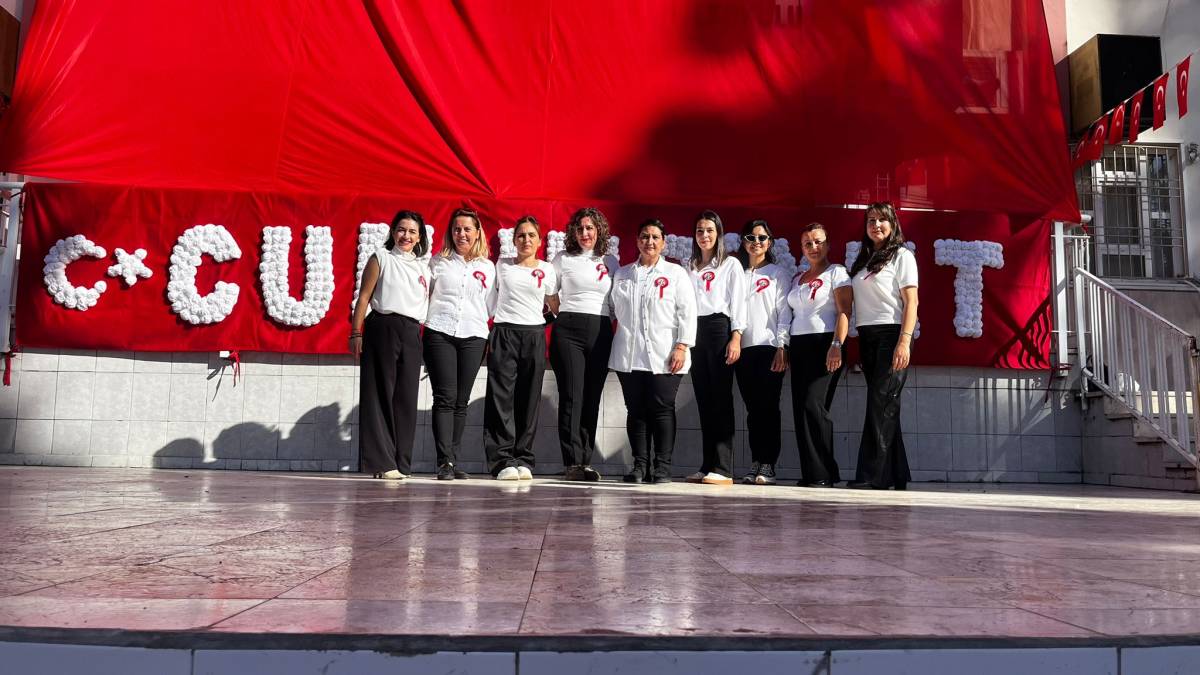 Bayraklar, şiirler, marşlar… Hanım Ömer Çağıran İlkokulu’nda Cumhuriyet sevinci