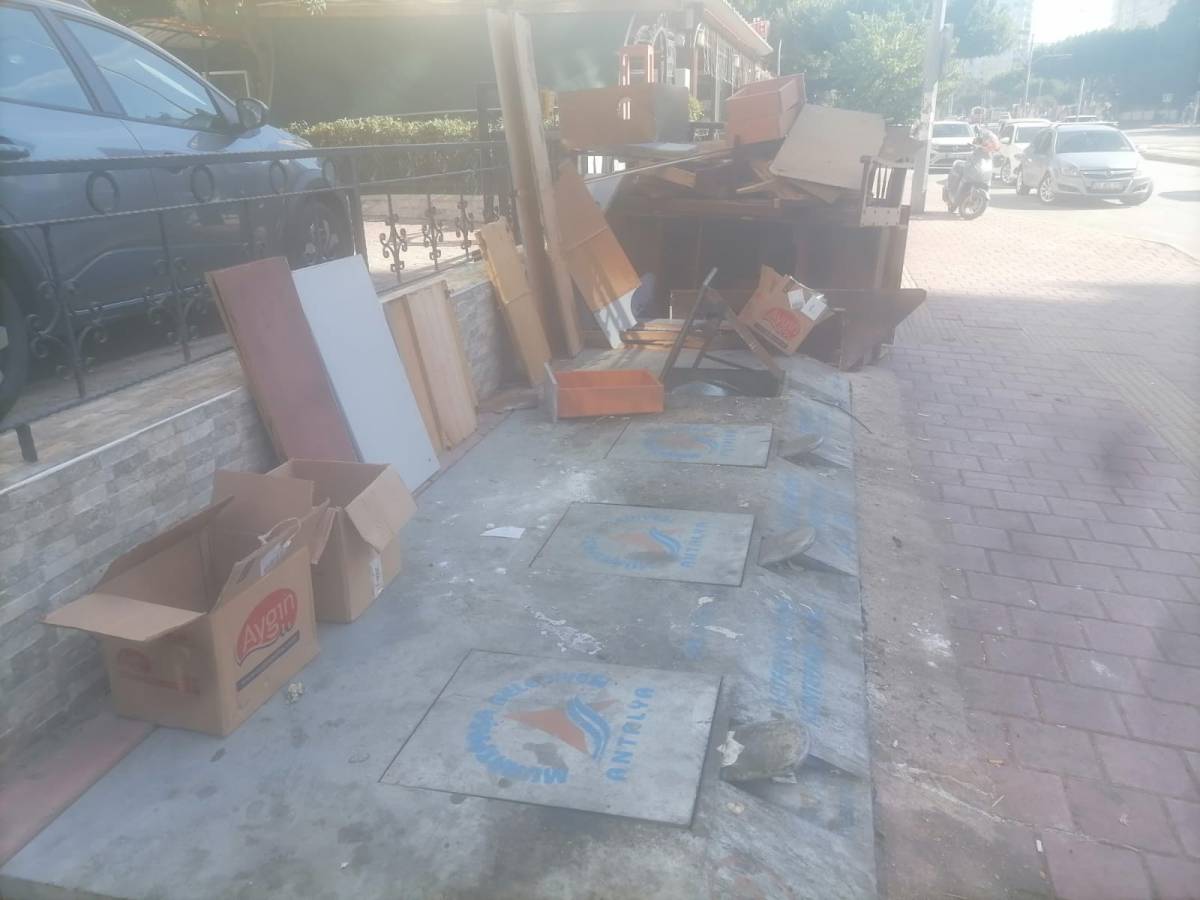 Çöpe atılan maloz yığınlarından mahalleli rahatsız