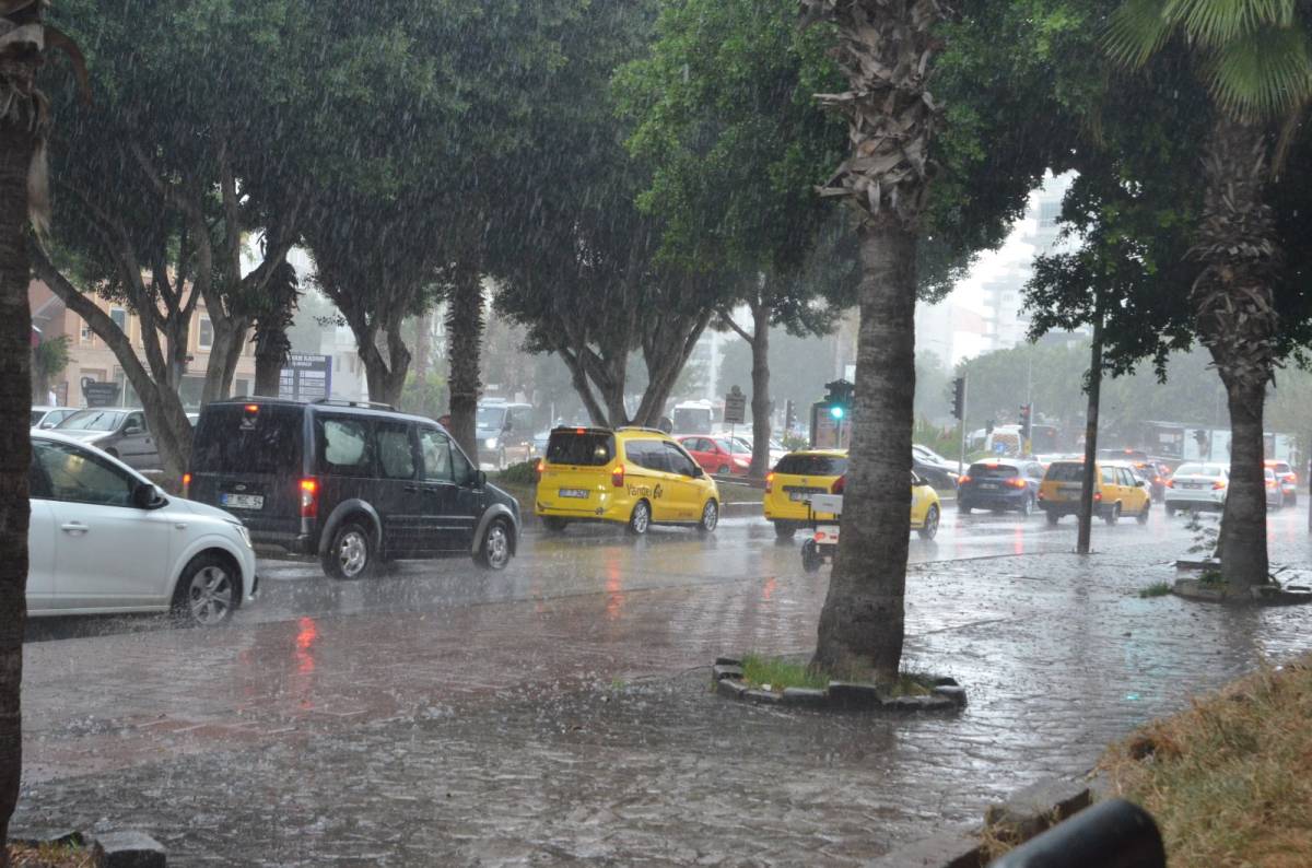 Antalya’da sağanak yağmur başladı