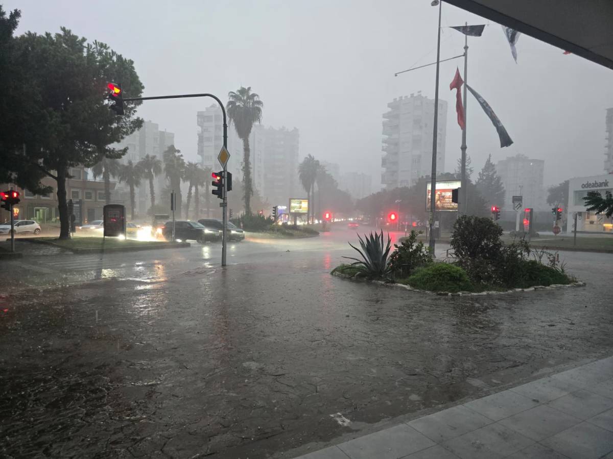 Antalya’da sağanak yağış etkili oldu