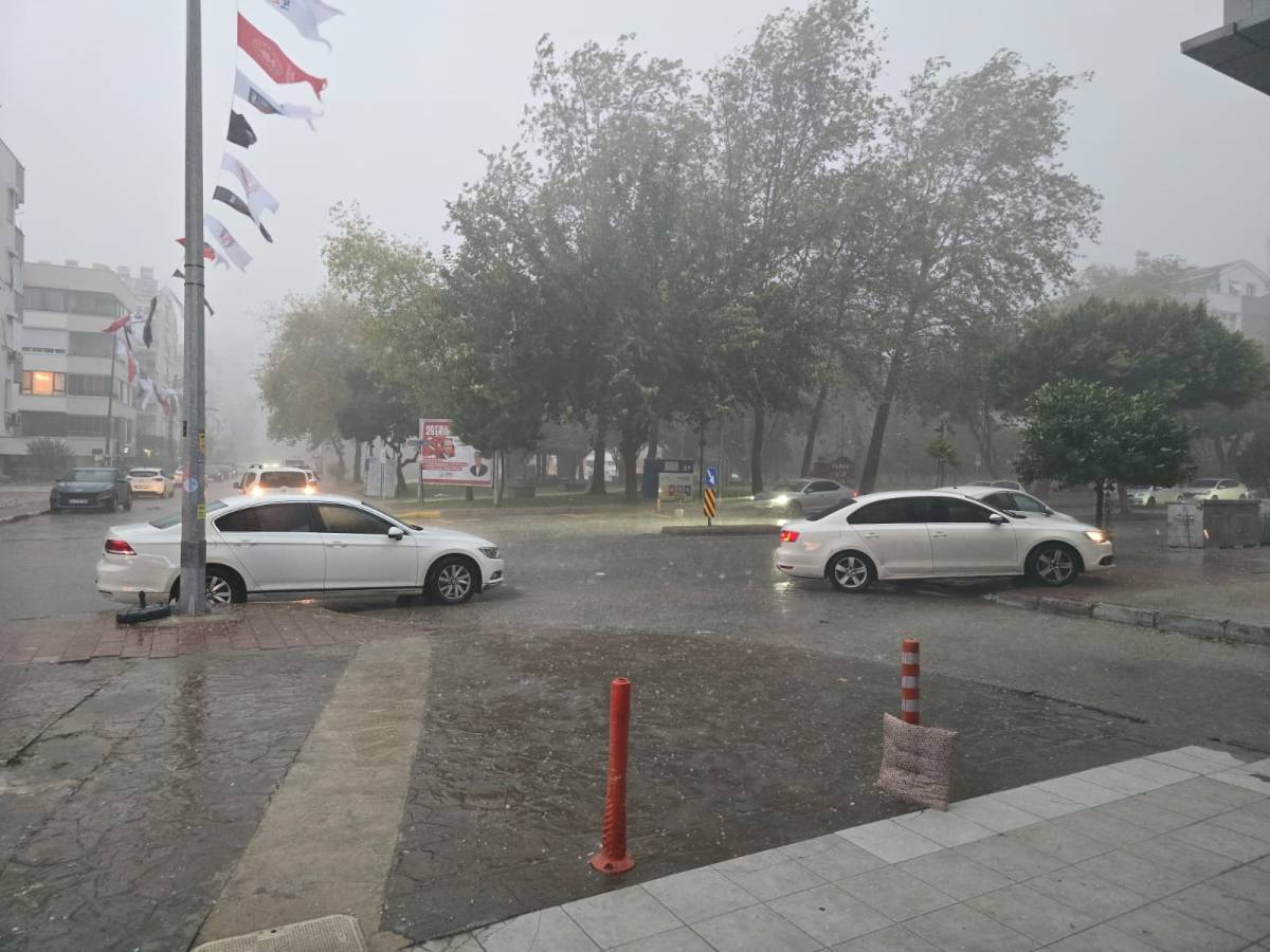 Antalya’da sağanak yağış etkili oldu