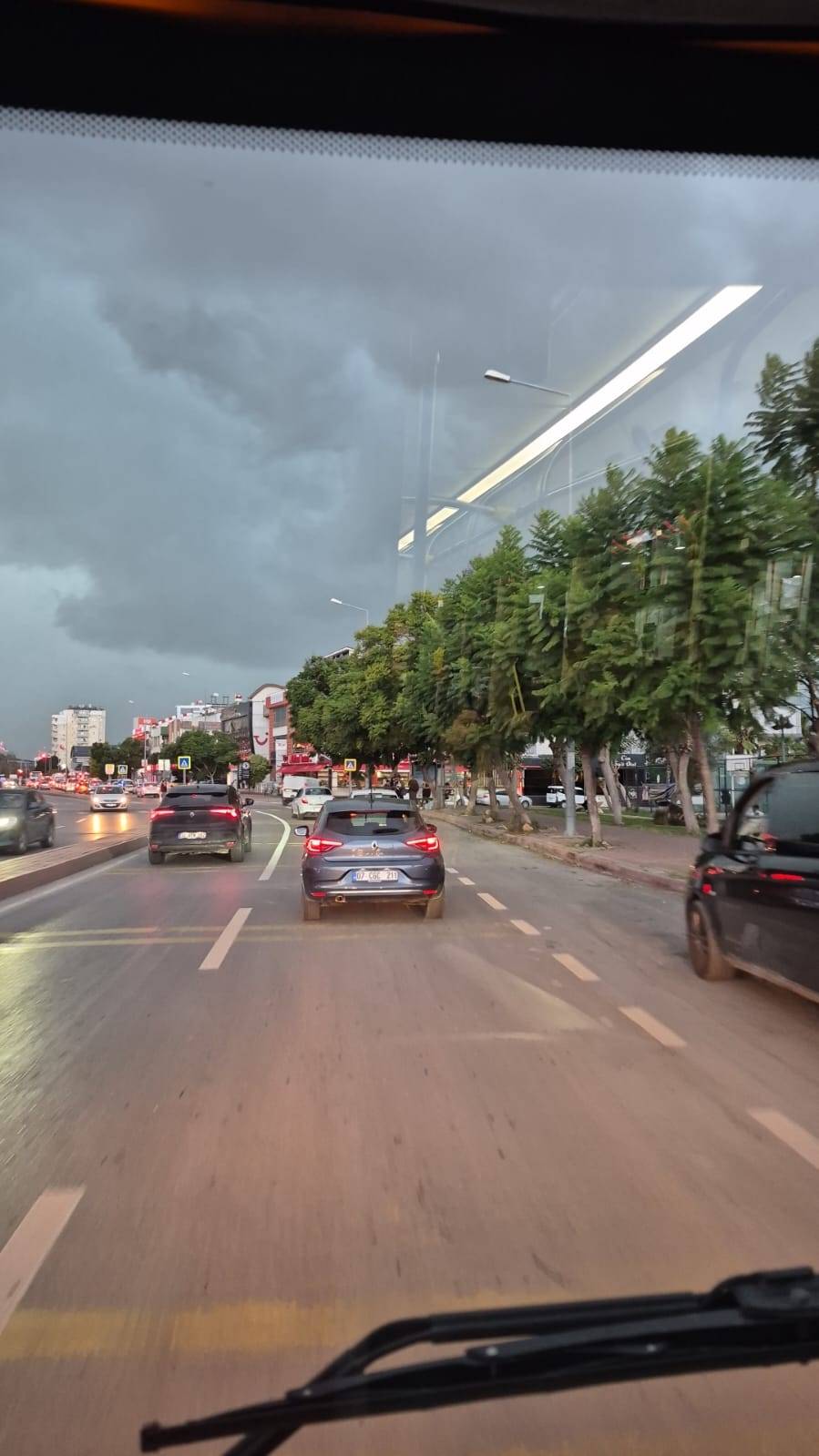 Antalya’da sağanak yağış etkili oldu