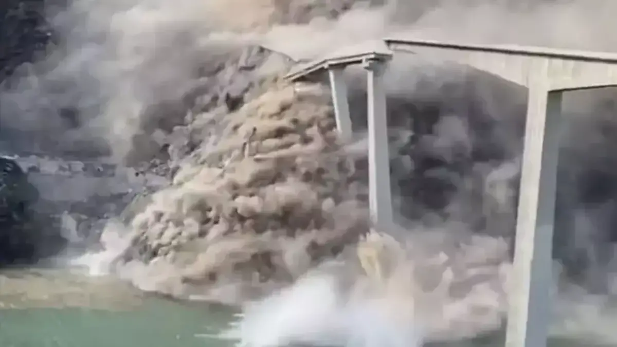 Çin'de köprü çöktü!