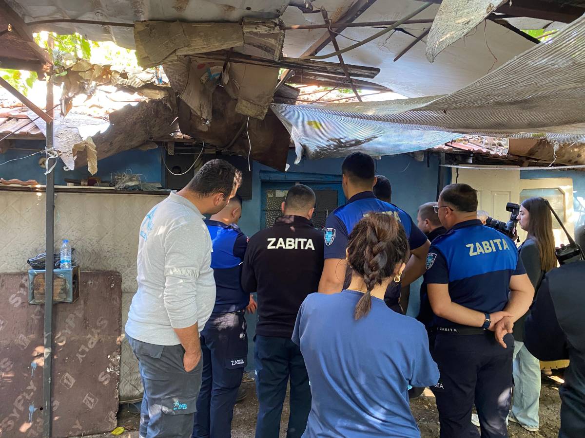 Aksu'da imar yolu üzerine yapılan kaçak yapı yıkıldı