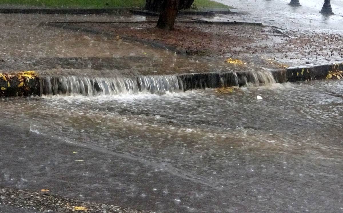 Menteşe’de şiddetli yağmur ve dolu etkili oluyor