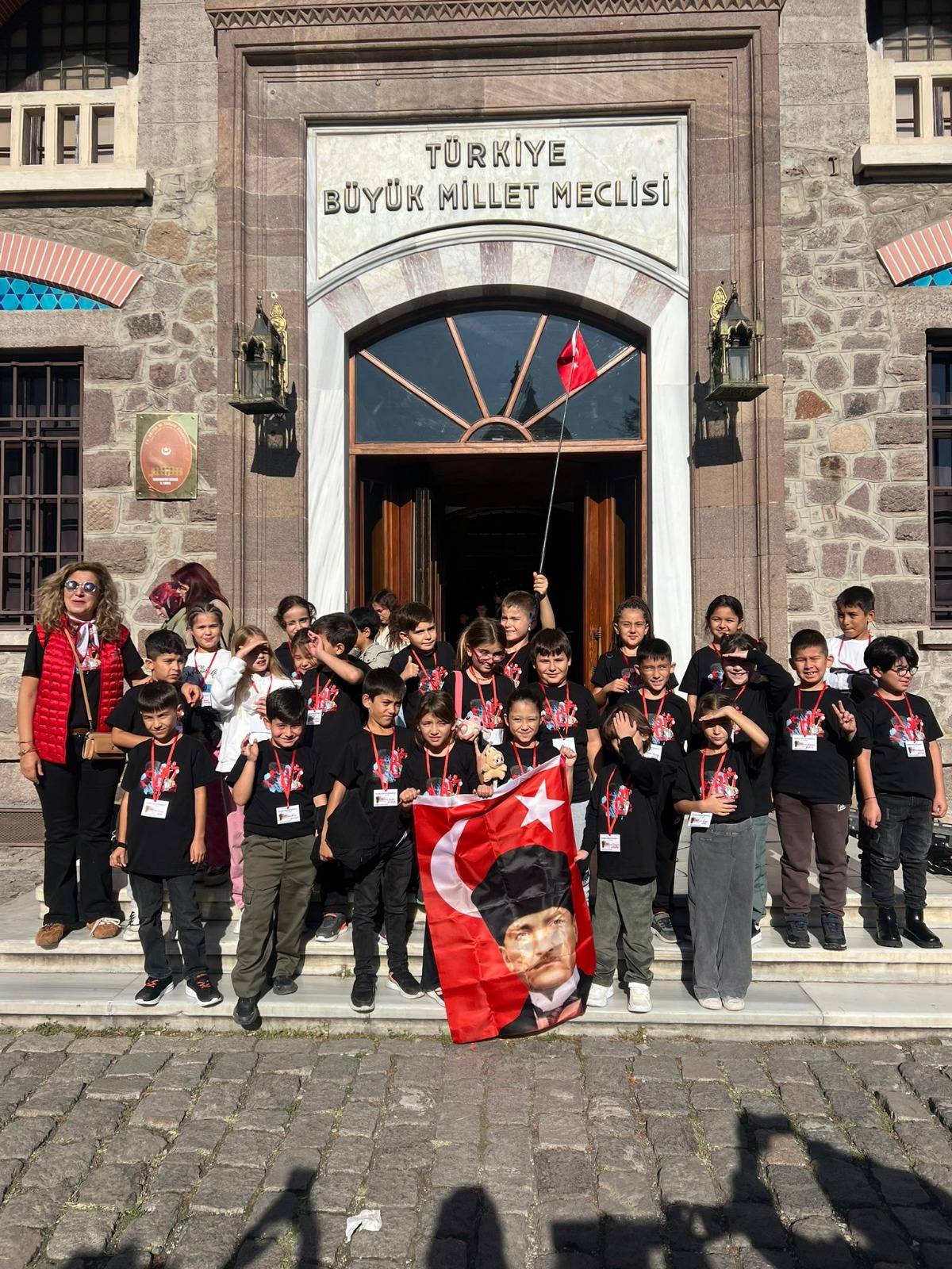 Bedriye Bileydi İlkokulu öğrencileri Ata’nın huzurunda