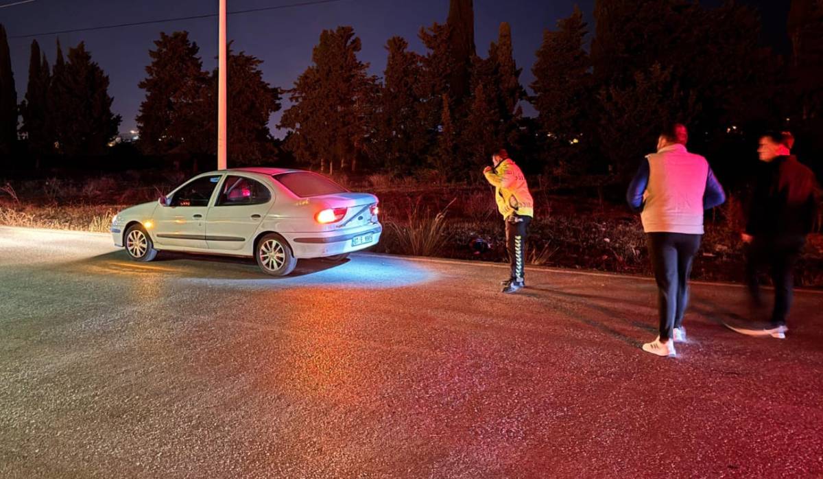 Kaza yapan motosikletin sürücüsünün dişlerini telefon ışığıyla aradılar