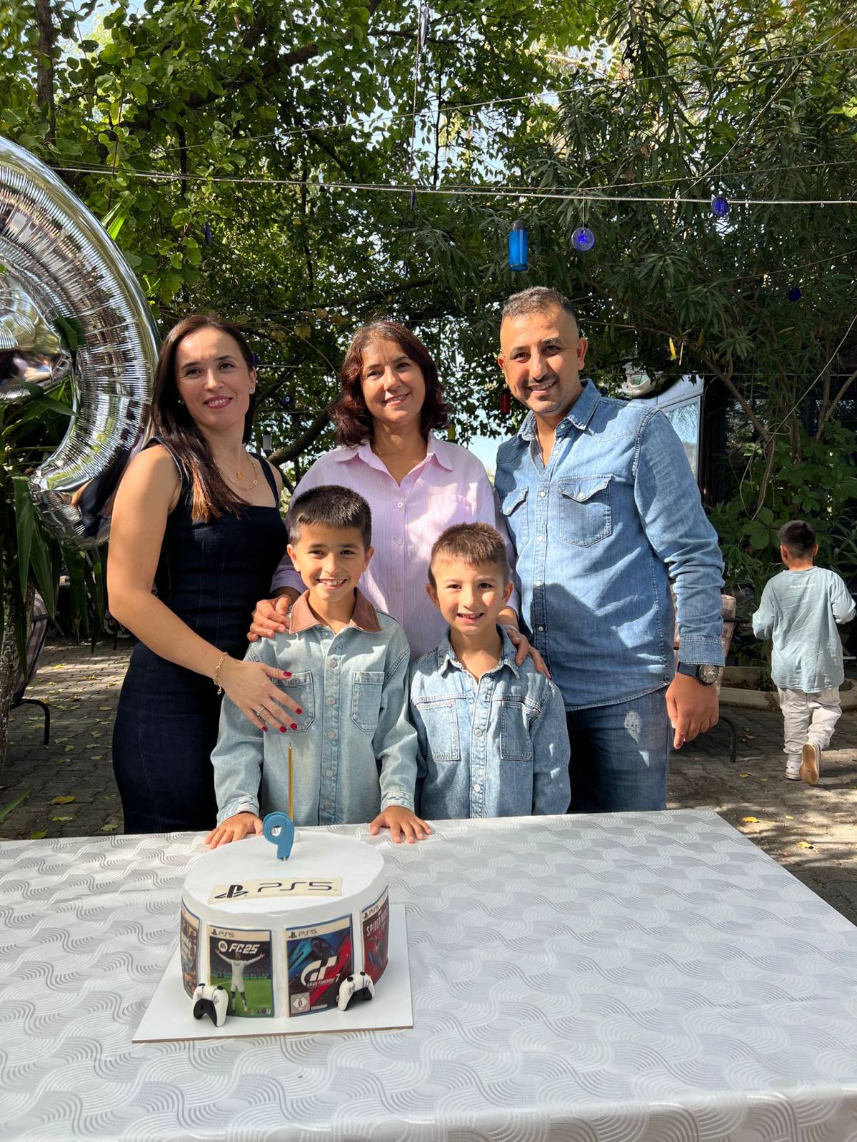 Ramazan Aras Sözer yeni yaşını PS 5 temalı pastayla kutladı