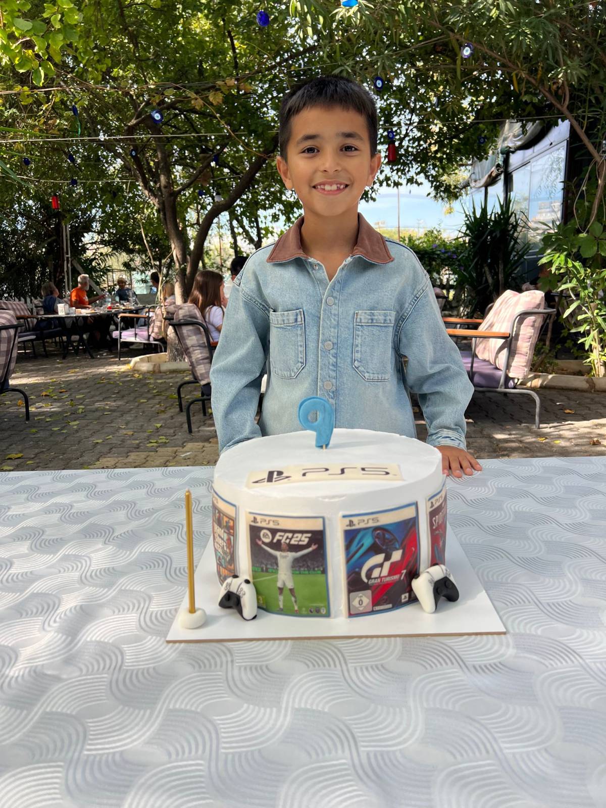 Ramazan Aras Sözer yeni yaşını PS 5 temalı pastayla kutladı