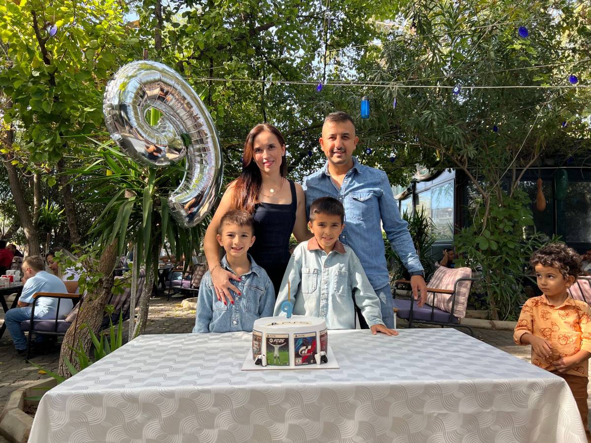 Ramazan Aras Sözer yeni yaşını PS 5 temalı pastayla kutladı