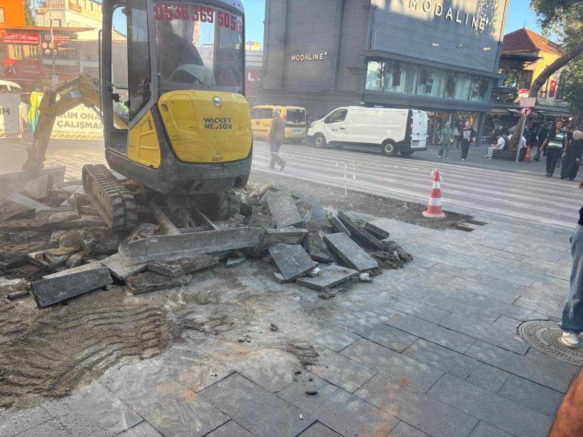 Antalya’nın en işlek caddesinde önlemsiz altyapı çalışması