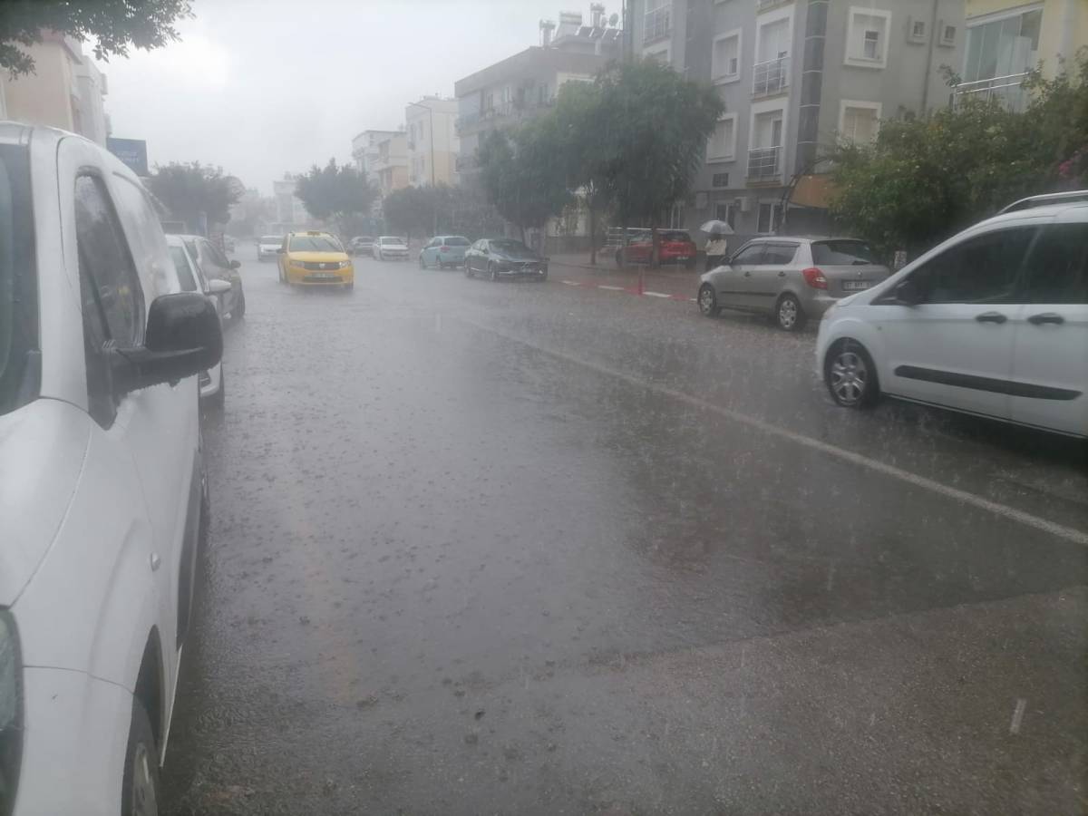 Kepez’de sağnak yağış cadeleri göle çevirdi