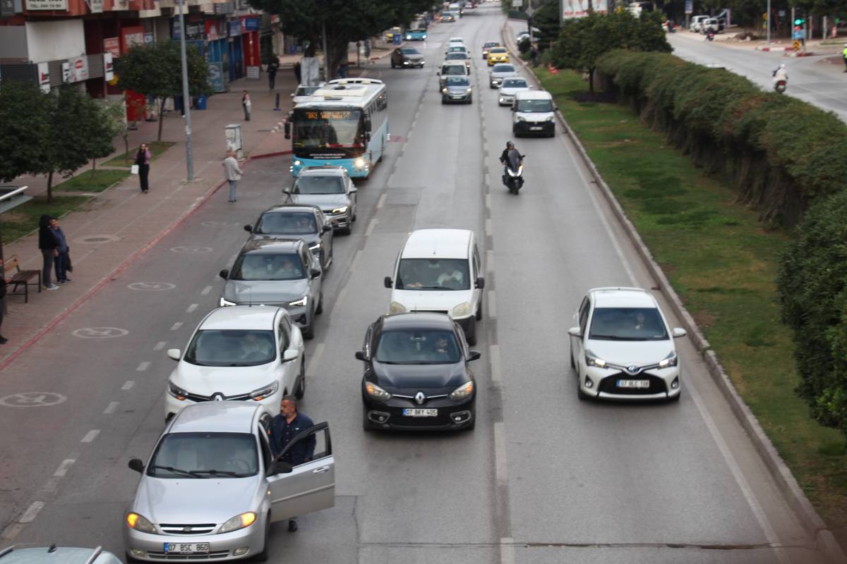 Antalya’da 09.05’te Hayat Durdu: Antalyalılar Ata’sını Saygıyla Andı