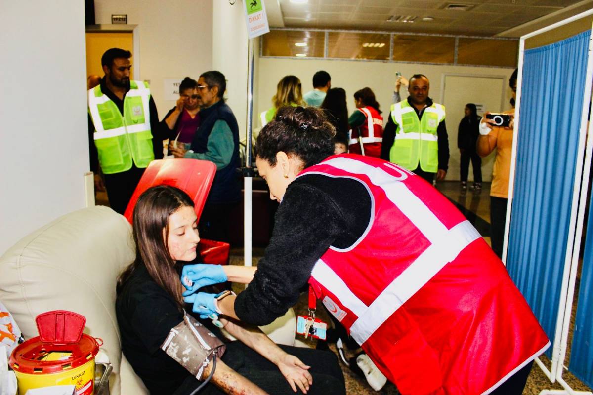 Antalya Eğitim ve Araştırma Hastanesi’nde Gerçeğini Aratmayan Afet Tatbikatı: İklim Değişikliğine Bağlı Aşırı Sıcak Hava Dalgası ve Oksijen Patlaması Senaryosu Başarıyla Yönetildi