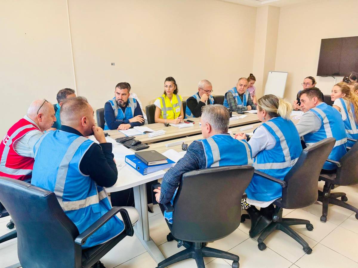 Antalya Eğitim ve Araştırma Hastanesi’nde Gerçeğini Aratmayan Afet Tatbikatı: İklim Değişikliğine Bağlı Aşırı Sıcak Hava Dalgası ve Oksijen Patlaması Senaryosu Başarıyla Yönetildi