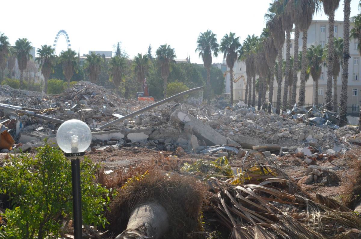 25 yıllık bina tarih oluyor