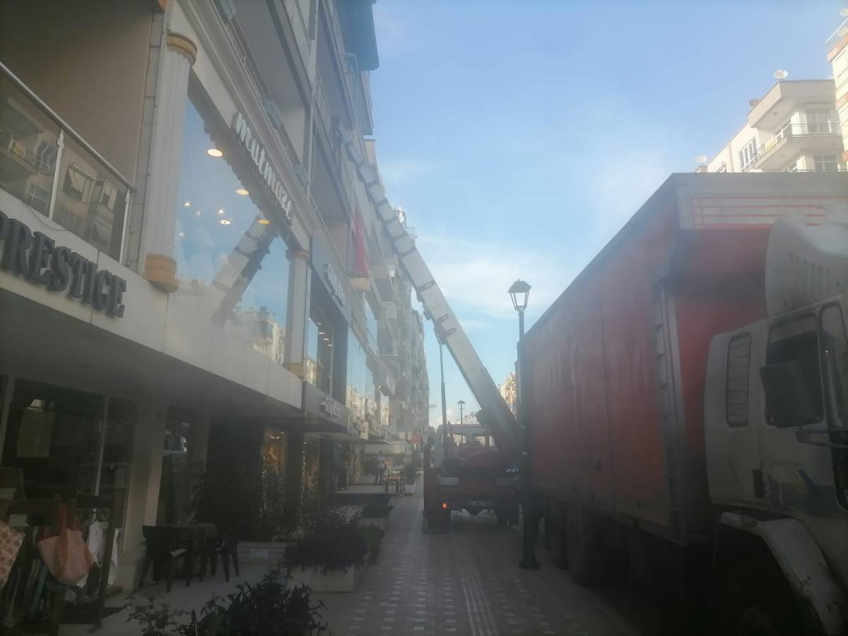 Işıklar Caddesi’nde güvenliksiz ev taşıma