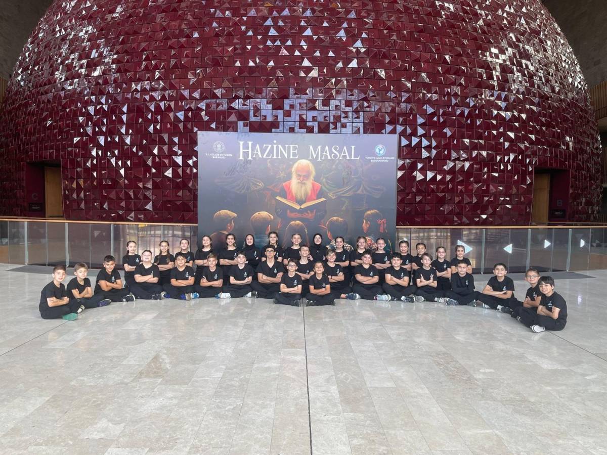 Yörem Halk Dansları minikleri AKM’de sahneyi salladı!