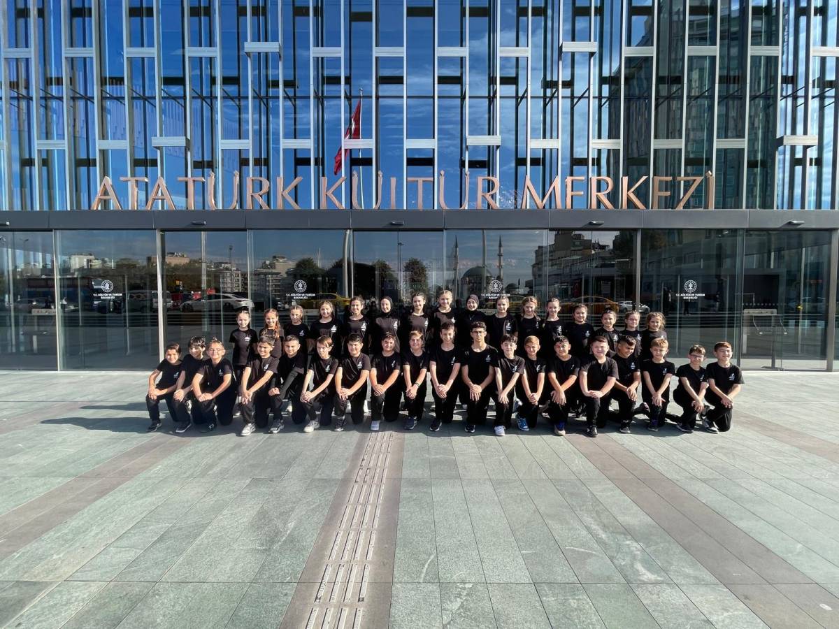 Yörem Halk Dansları minikleri AKM’de sahneyi salladı!