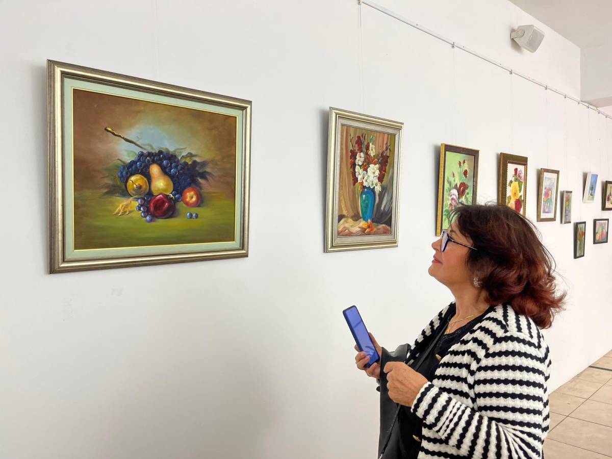Antalya'da ressam Nadire Akarsu'nun kişisel resim sergisi açıldı