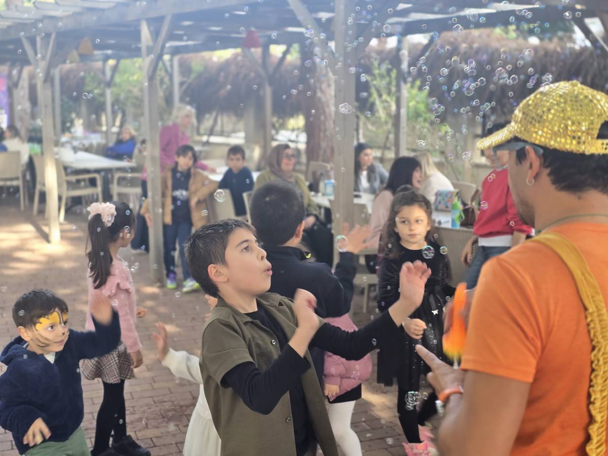 Engelsiz Cafe’de neşeli doğum günü kutlaması! Ela Kara 7 yaşında