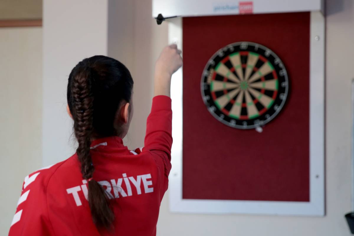 Hayali okçu olmaktı 15 yaşında dartta dünya şampiyonluğuna ulaştı