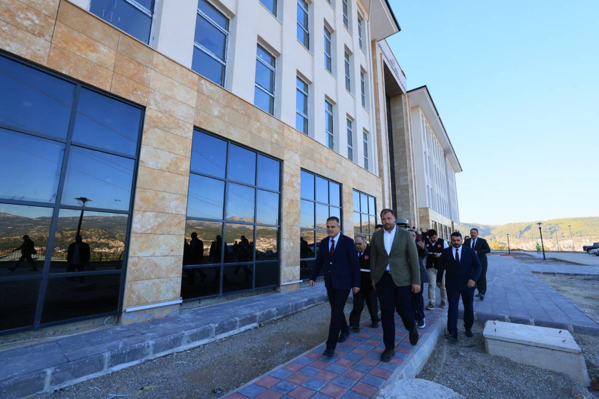 Vali Akbıyık, çevre dostu yeni binayı inceledi