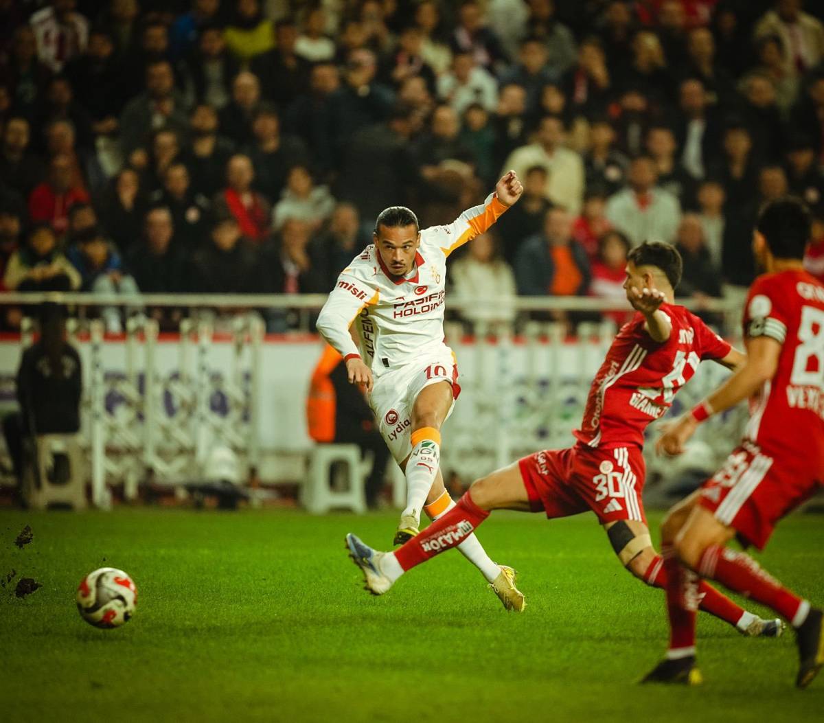 Antalya’da ilk yarı 2 gol var! Antalyaspor:0 – Galatasaray:2