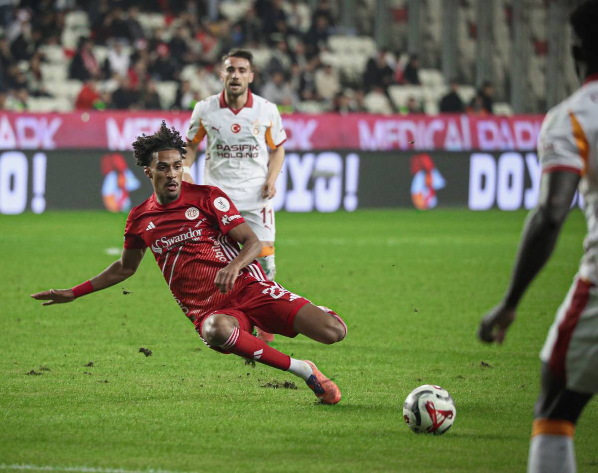 Antalyaspor’da kara bulutlar devam ediyor! Antalyaspor: 1 – Galatasaray: 4