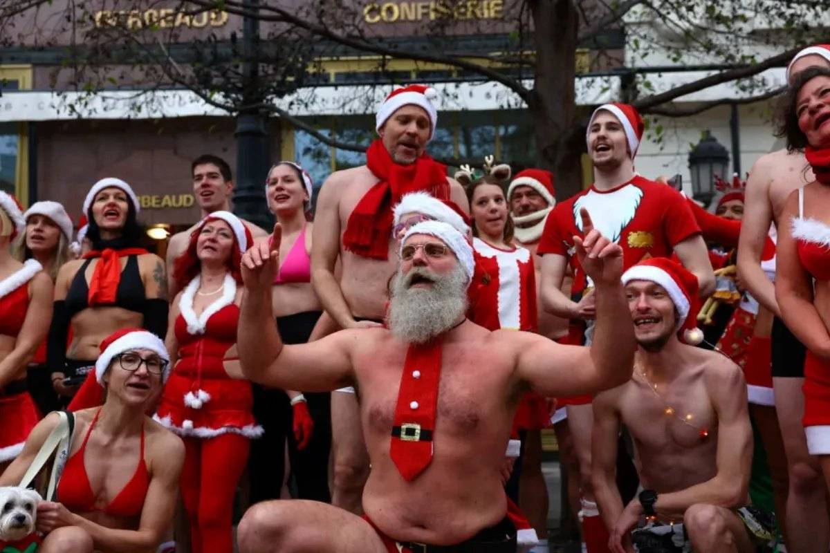 Yarı Çıplak Noel Baba Koşusu düzenlendi!