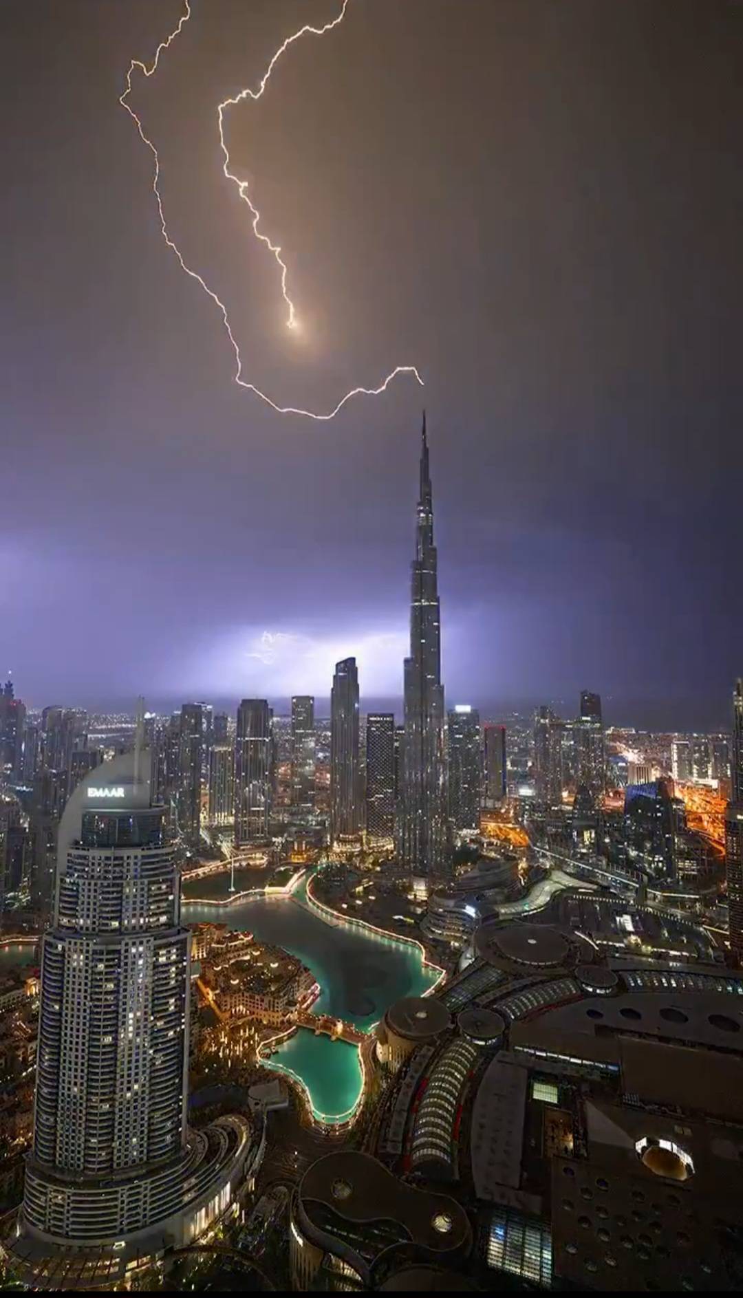Burj Khalifa'ya yıldırım düştü!
