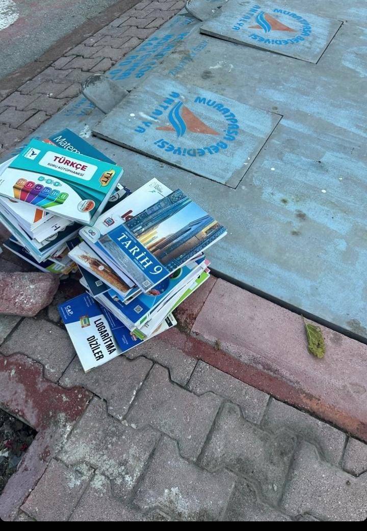 Eğitim materyali çöpe atılmamalı
