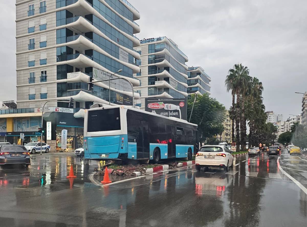 Halk otobüsü orta refüje çıktı!