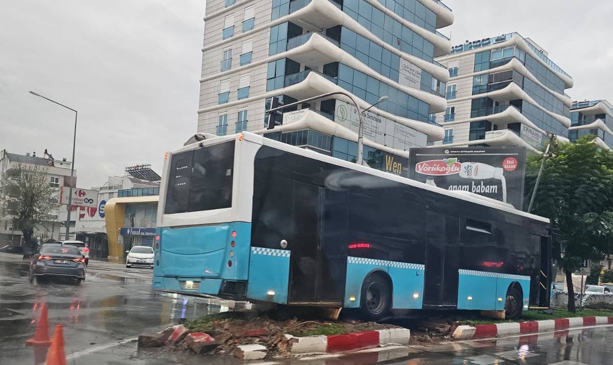 Halk otobüsü orta refüje çıktı!