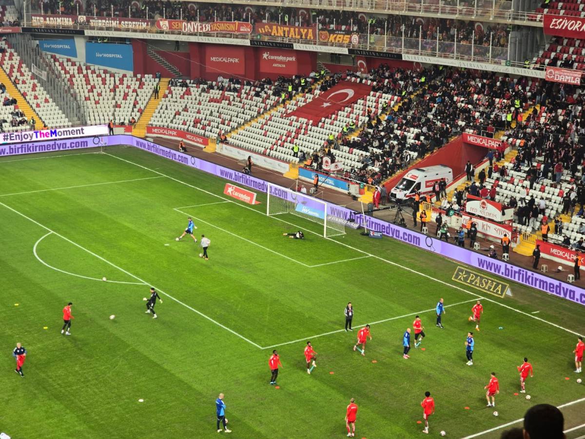 Antalya’da kritik mücadelede 11’ler belli oldu! Antalyaspor – Galatasaray sahada