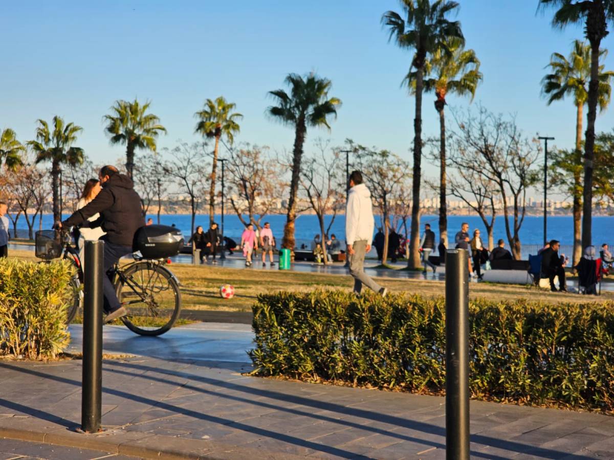Aralık ortasında yaz sürprizi! Antalya’da sahiller tıklım tıklım