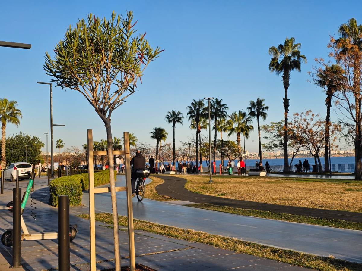 Aralık ortasında yaz sürprizi! Antalya’da sahiller tıklım tıklım