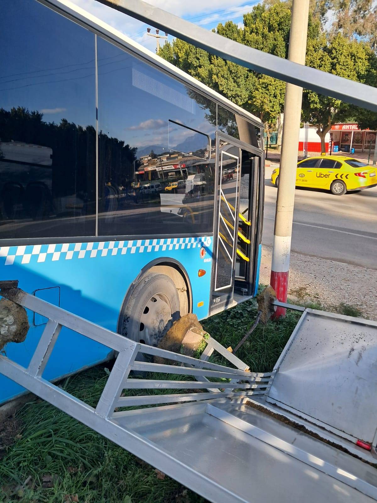 Kontrolden çıkan otobüs kaldırıma çıktı!