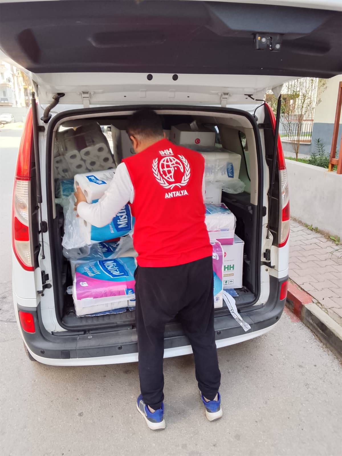 Antalya’da İHH Derneği’nden yetim ailelere gıda ve hijyen desteği