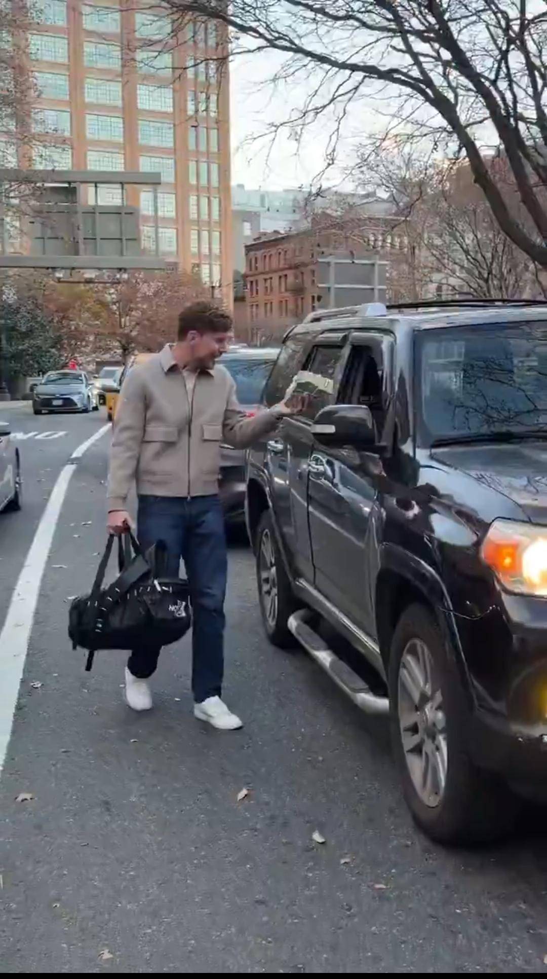 Ünlü YouTuber deste deste para dağıttı!