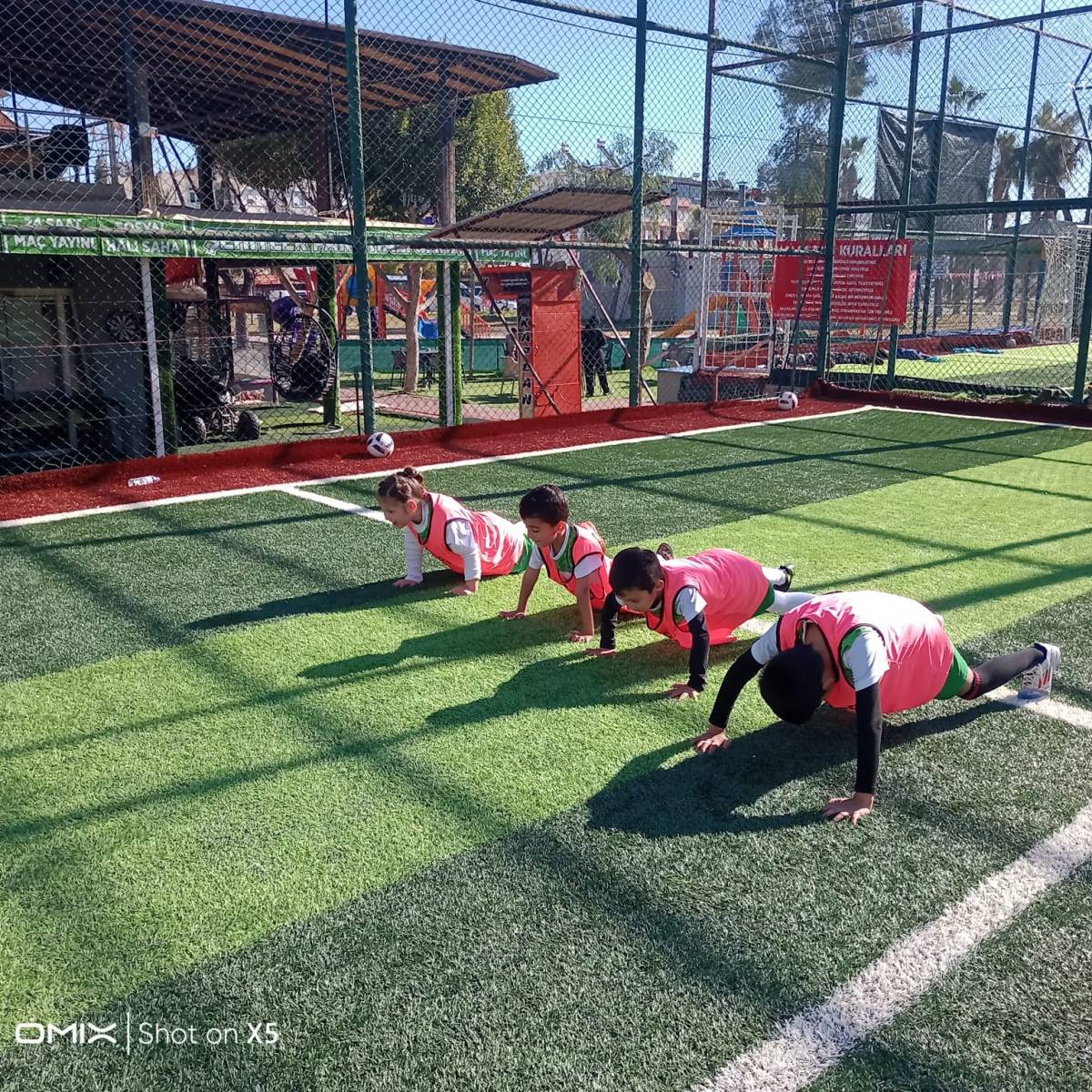 Geleceğin yıldızları Elmalı Belediyespor Futbol Okulu'nda yetişiyor!