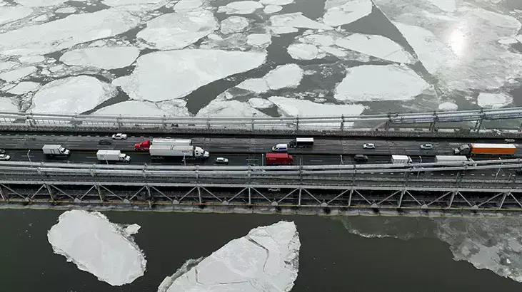 Hudson Nehri kısmen dondu!