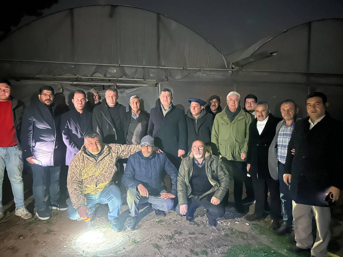 Üreticiler seralarda sabahladı, CHP heyeti sahada destek verdi