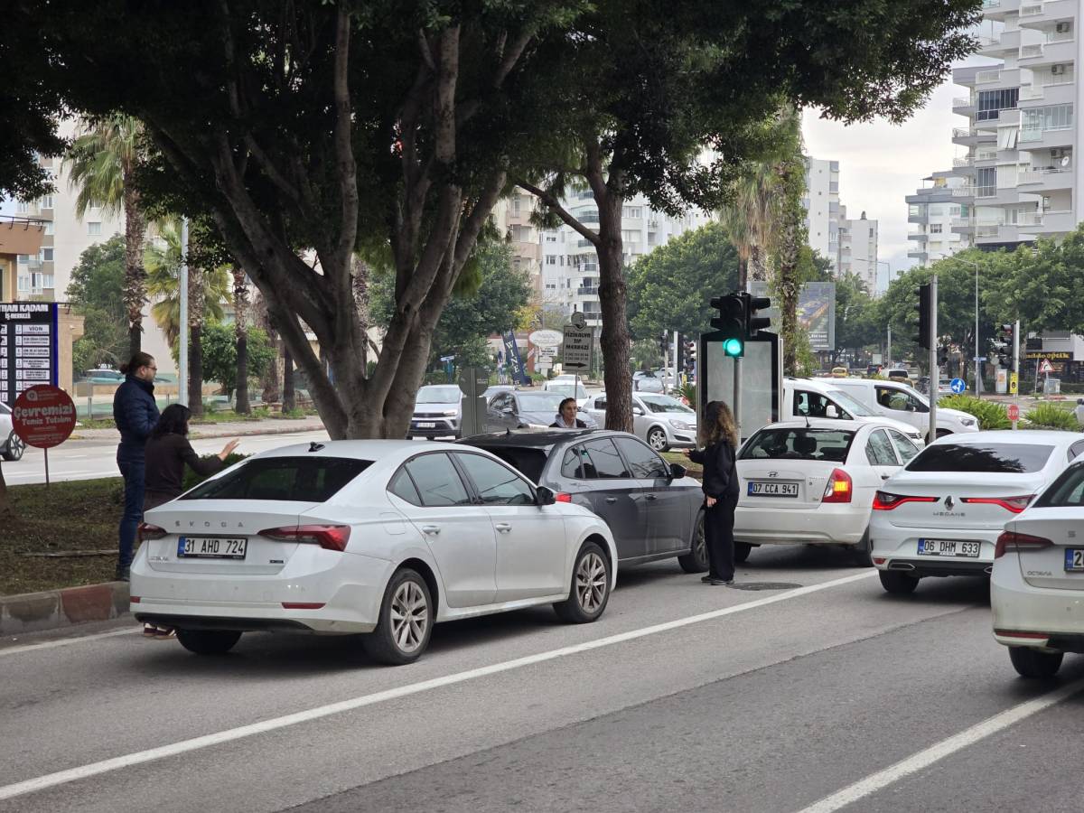 Antalya’da kırmızı ışıkta zincirleme kaza!