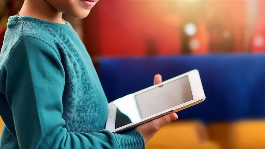 Fransa’da 15 yaş altına sosyal medya yasağı!